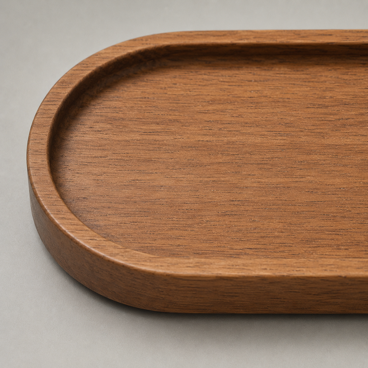 Close-up of the rounded rim, the well radius and the open wood grain